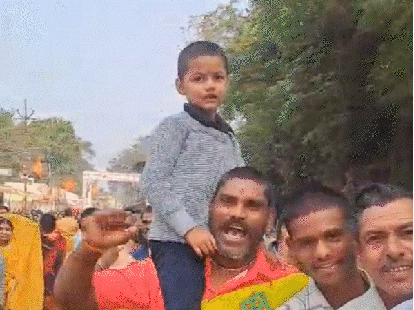 महिलाएं, पुरुष और बच्चे सभी मां वाग्देवी की आराधना करने पहुंचे।