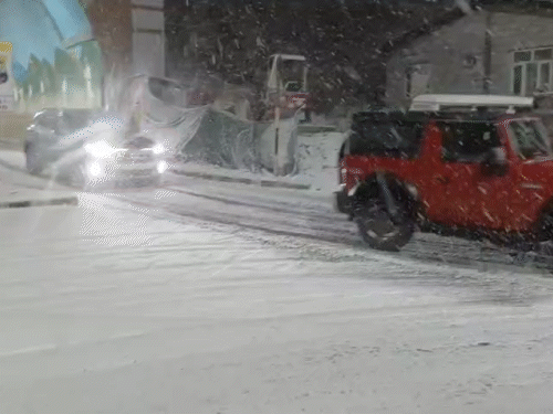 शिमला में सुबह के वक्त बर्फबारी।