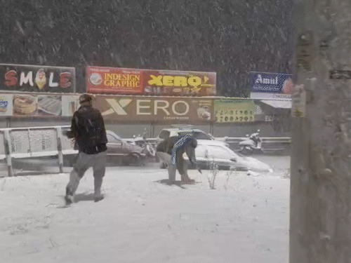 शिमला में स्नोफॉल देखकर सुबह 6 बजे होटल छोड़कर बर्फ के बीच मस्ती करने पहुंचे टूरिस्ट।