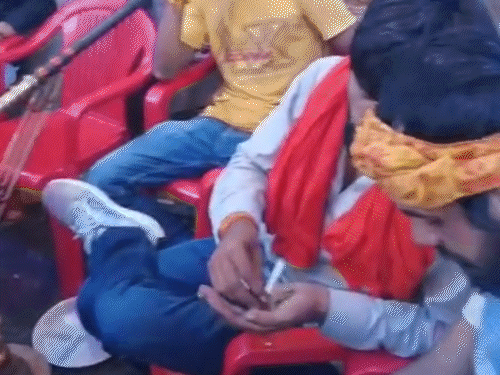 शराब पार्टी में सिगरेट में नशा भरते युवक।