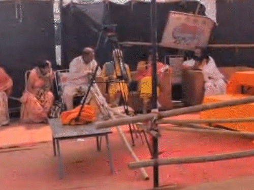 5 दिन से अविमुक्तेश्वरानंद पालकी में बने इसी सिंहासन पर धरने पर बैठे हुए थे। वसंत पंचमी पर उनकी तबीयत बिगड़ी तो वे सुबह 10 बजे वैनिटी वैन में चले गए थे।