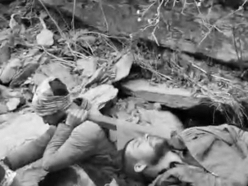 जम्मू-कश्मीर के स्थानीय लोगों ने मृतक और घायल जवानों को खाई से निकाला।