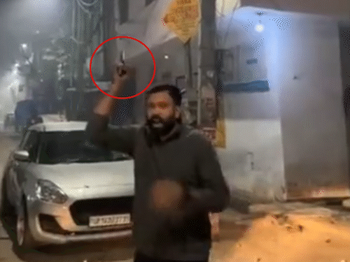 तमंचे से फायरिंग करता हुआ युवक। - Dainik Bhaskar