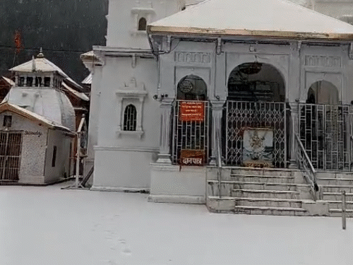 उत्तराखंड के मैदानी इलाकों में शुक्रवार को पहली बार बर्फबारी हुई। तस्वीर गंगोत्री धाम की है। इसका असर यूपी में भी देखने को मिल रहा है।