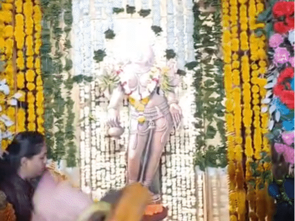 भोजशाला परिसर में पूजन-यज्ञ चल रहा। यज्ञशाला में आहुति दी जा रही है। - Dainik Bhaskar