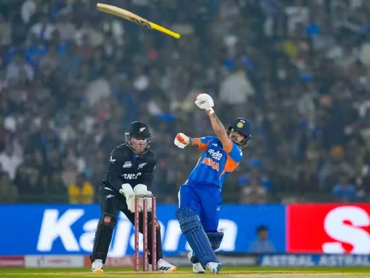 मिचेल सैंटनर के ओवर में ईशान के हाथ से बल्ला छूट गया। (फोटो- BCCI)