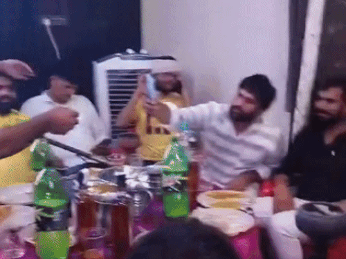 शराब पार्टी में हुक्का भी गुड़गुड़ाया जा रहा है।