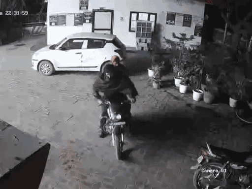 झज्जर के पेट्रोल पंप से बाइक लेकर निकलते हुए रोहित।