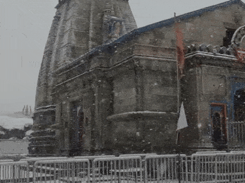 उत्तराखंड के केदारनाथ मंदिर पर बर्फबारी से आस पास सफेद चादर छा गई।