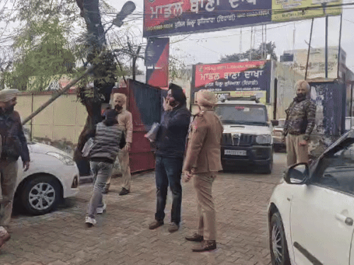 कड़ी सुरक्षा के बीच गैंगस्टर अमित को लुधियाना के मुल्लांपुर दाखा थाने में लाया गया।