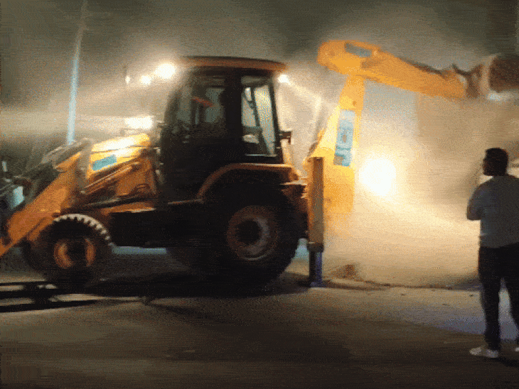 बुलडोजर की मदद से ट्रेलर को खाली कर शव निकाले गए।