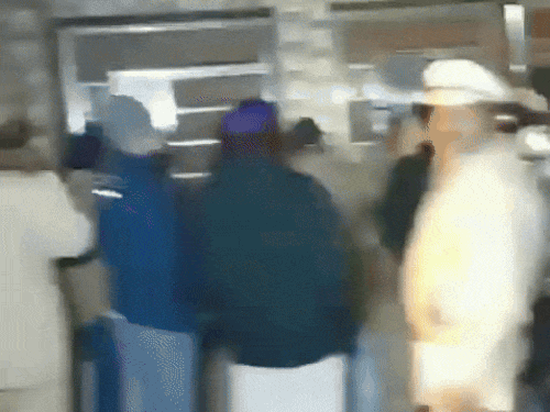 मौके पर मौजूद पुलिस टीम और स्थानीय लोग।