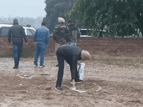 घटना स्थल पर मौजूद पुलिस कर्मचारी।