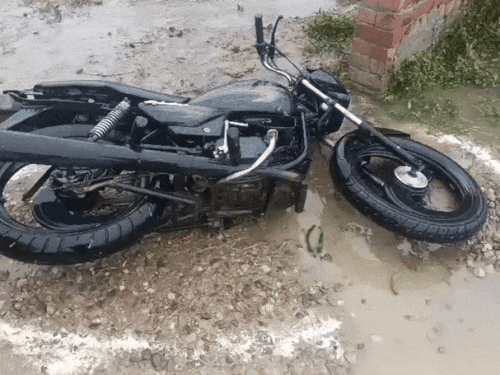 घटना स्थल पर पड़ी बदमाश की बाइक।