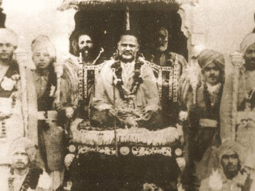 शंकराचार्य ब्रह्मानंद सरस्वती के सामने बैठे तत्कालीन राष्ट्रपति राजेंद्र प्रसाद।