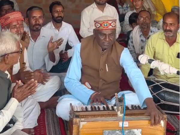 कीर्तन में शामिल विधायक प्रभुराम चौधरी हारमोनियम बजाने लगे।