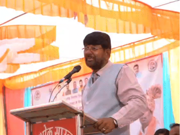 मंत्री बोले- मेरा हाथ पकड़कर मुझसे काम कराओ।