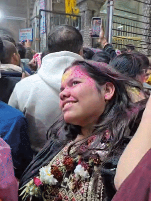 बांके बिहारी के दर्शन के लिए आने वाले श्रद्धालुओं का गेट पर माला पहनाई गई।