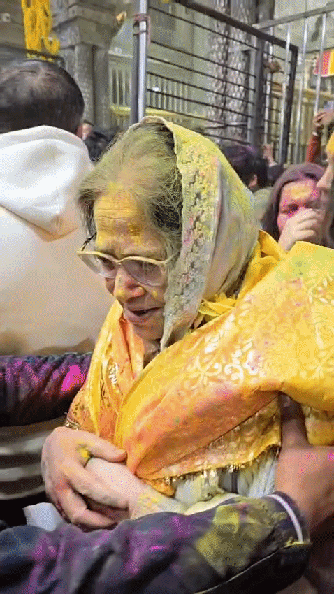 सुबह 9 बजे तक करीब 20 हजार श्रद्धालुओं ने बांके बिहारी जी के दर्शन किए।