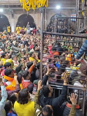 अबीर उड़ते देख बांके बिहारी मंदिर में भक्त जयकारे लगाने लगे।