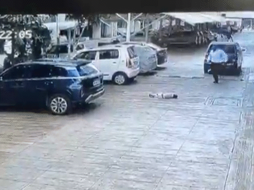 कार का ड्राइवर भागता हुआ आता है और बच्चे को उठाता है।