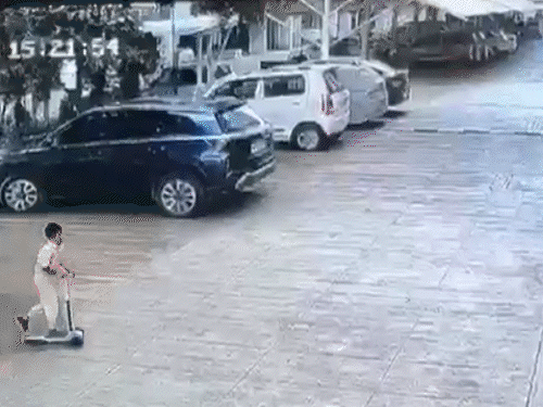 पुणे में सोसइटी में साइकल चला रहे बच्चे को कार ने कुचला। पूरी घटना सीसीटीवी कैमरा में कैद हो गई। - Dainik Bhaskar