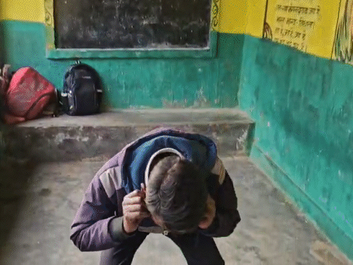 वंदना प्राइमरी स्कूल का एक शिक्षक शराब के नशे में धुत होकर स्कूल पहुंचा।