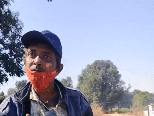 लोगों ने पूछा- क्या नाम है तुम्हारा तो शिक्षक बोला- क्यूं बताऊं मैं। नहीं बताऊंगा मैं।