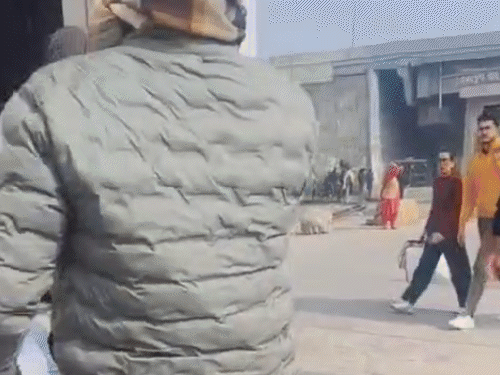 फोन पर महिला की शिकायत मिलने पर बस स्टैंड पहुंचे परिजन और बस के भीतर सतपाल और महिला को तलाशने जाते हुए।