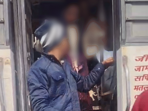 बस से नीचे उतरती महिला। इसी महिला ने सतपाल वाल्मीकि पर मोबाइल नंबर मांगने का आरोप लगाया है।