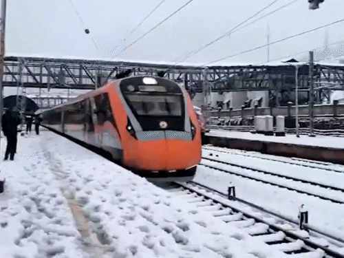 बर्फबारी के बीच कटरा-श्रीनगर रूट पर चलती वंदे भारत एक्सप्रेस।