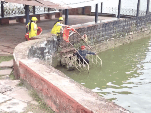 एनडीआरएफ के साथ सिविल डिफेंस, पुलिस, नगर निगम और अन्य संबंधित विभागों की टीमें मौजूद रहीं।