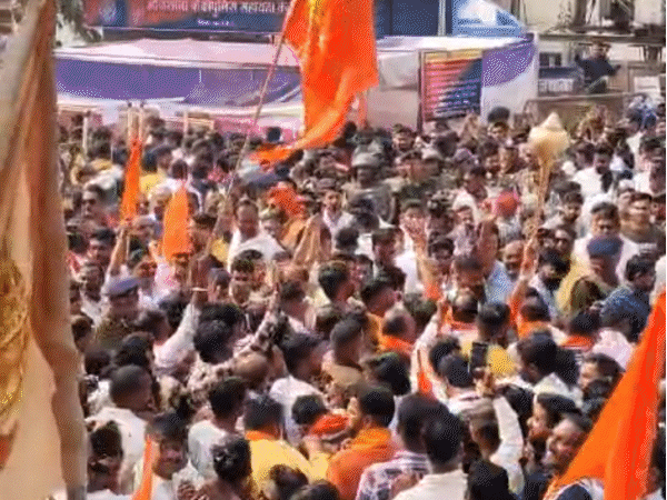 अलग-अलग धार्मिक जत्थे, जुलूस के रूप में भोजशाला पहुंचे।