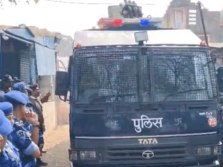 पुलिस के विशेष वाहन से नमाजी भोजशाला में निर्धारित जगह पर नमाज पढ़ने पहुंचे।