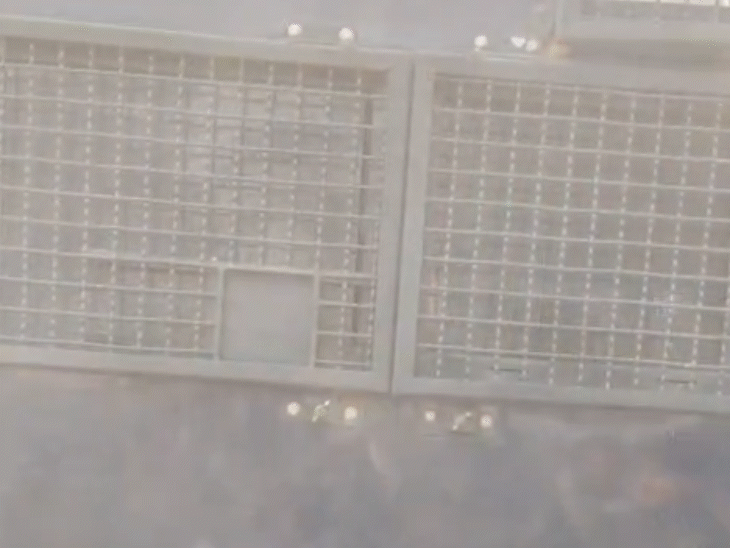 नमाज पढ़ने के बाद मुस्लिम समाज के सदस्य पुलिस के वाहन से ही लौटे।