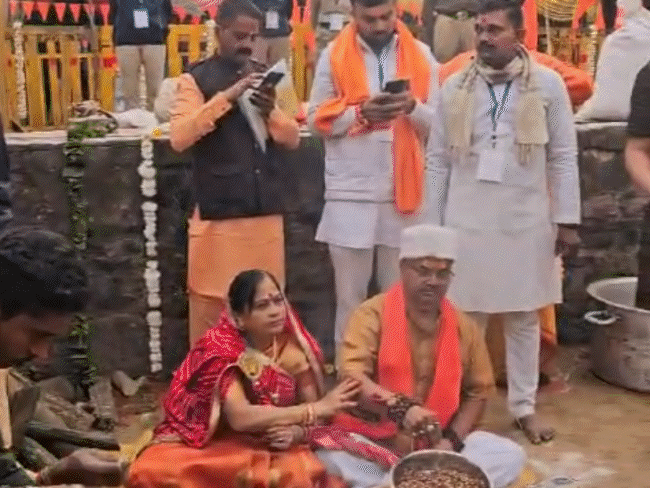 भोजशाला में हवन कर देश और समाज की खुशहाली की कामना की गई।