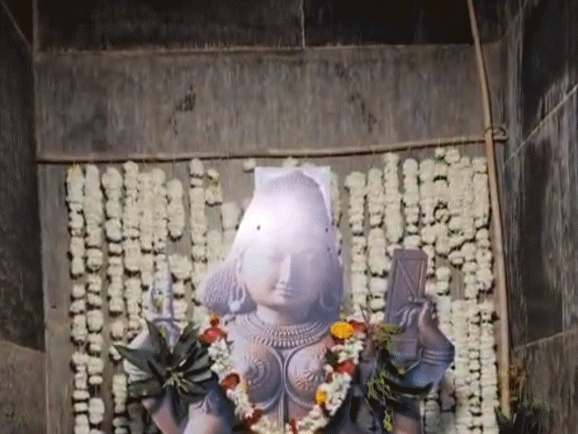 बसंत पंचमी पर भोजशाला में मां वाग्देवी का फूलों से श्रृंगार किया गया।