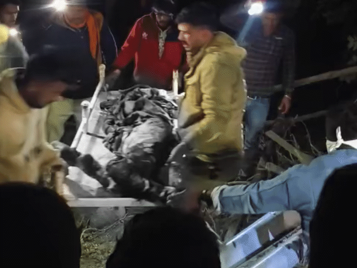 बाइक सवार दोनों युवकों के शव बुरी तरह बिखर गए थे।