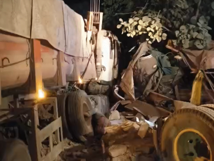 बाइक सवारों के शव ट्रेलर के नीचे बुरी तरह फंस गए थे।