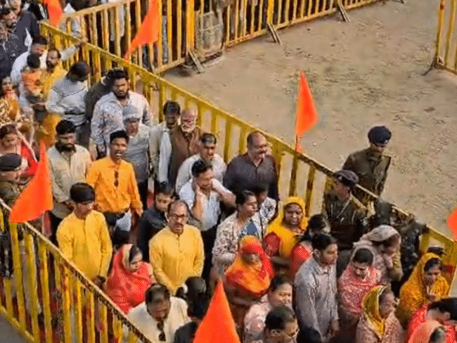 जिग-जैग बैरिकेडिंग से गुजरकर भक्तों ने भोजशाला में प्रवेश किया।