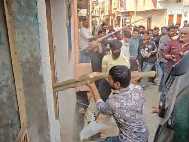 तराना के नई बाखल इलाके में पुलिस के सामने उपद्रवियों ने तोड़फोड़ की।