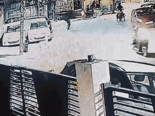 घटना के बाद आरोपी भागते हुए एक घर के CCTV कैमरे में कैद हो गया था।