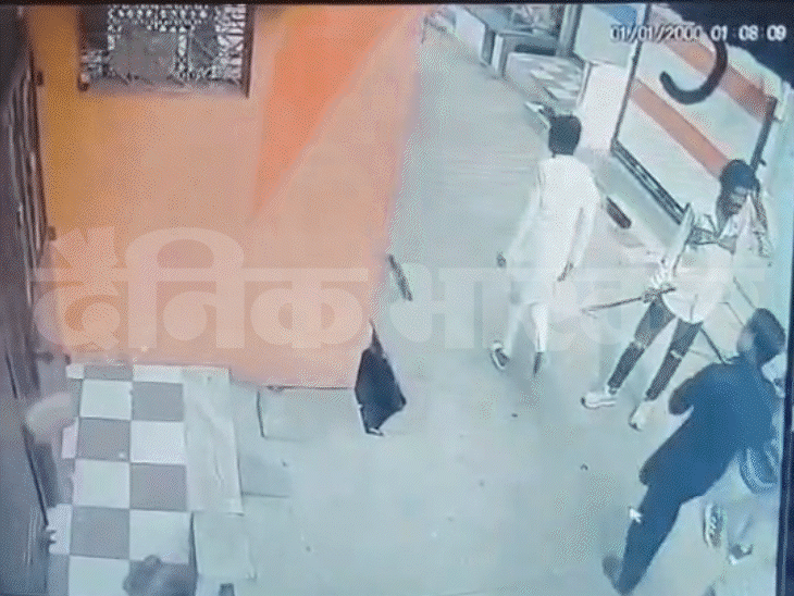 उपद्रवियों ने घरों के साथ-साथ मंदिर में भी तोड़फोड़ की।