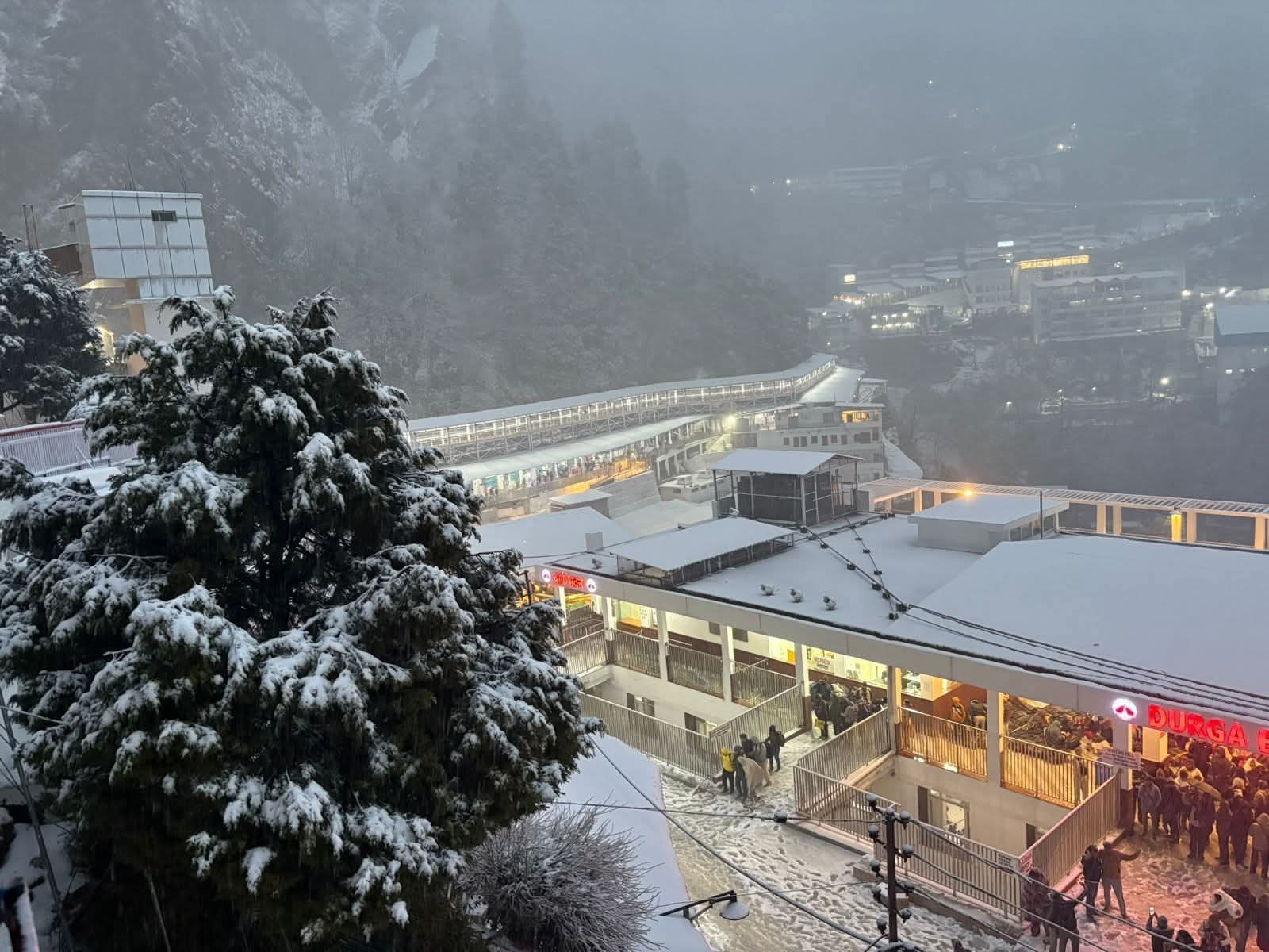 जम्मू में कटरा स्थित वैष्णो देवी मंदिर पर इस सीजन की पहली बर्फबारी हुई।