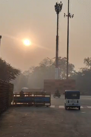 लखनऊ में सुबह से ही अच्छी धूप निकली है। पिछले कई दिनों से लोगों को ठंड से काफी राहत है।