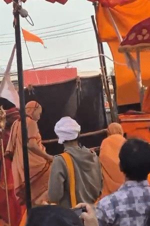 शंकराचार्य अविमुक्तेश्वरानंद दोपहर 3 बजे वैनिटी वैन से बाहर निकलकर पालकी पर बैठे।