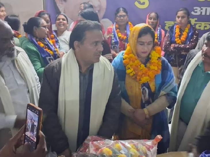 बसपा पार्टी की सदस्यता लेते हुए मीनाक्षी सिंह।