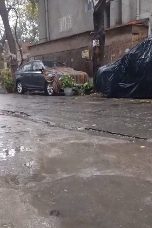 नोएडा में देर रात से ही रुक-रुक कर ही बारिश हो रही है। लगातार हो रही बारिश से ठंड लौट आई है।