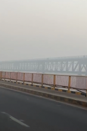 प्रयागराज में हल्का कोहरा है। कड़ाके की ठंड के बीच श्रद्धालु माघ मेले में स्नान कर रहे हैं।