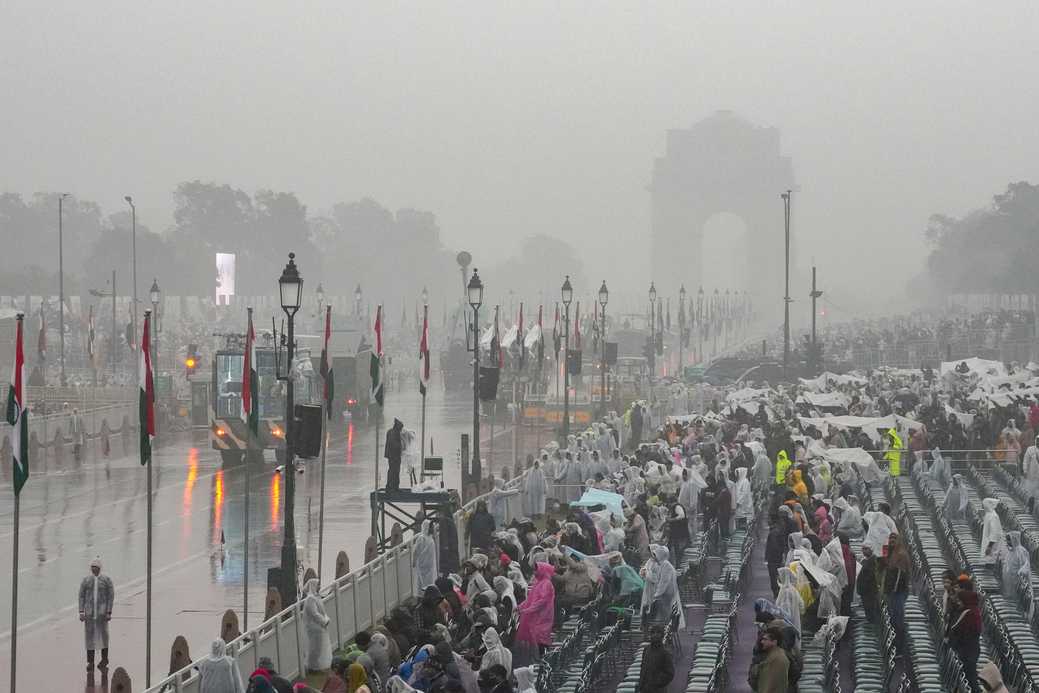 नई दिल्ली में बारिश में भीगते हुए गणतंत्र दिवस परेड की फुल-ड्रेस रिहर्सल की गई।